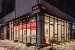 코너 통유리의 시그니처 카페 BLACK ISSUE